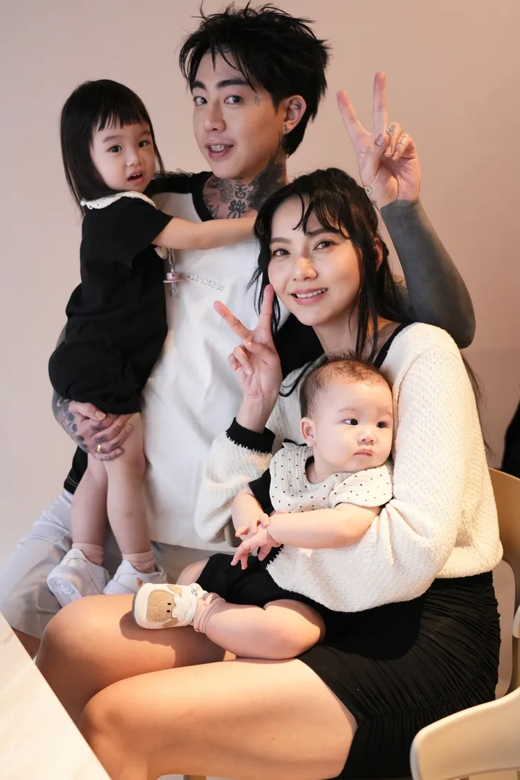 謝和弦一家四口甜蜜蜜。彭欣偉攝