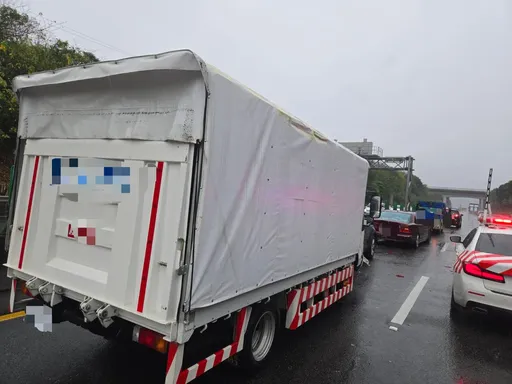 疑天雨路滑未保持安全車距 國道2號大湳路段6車追撞