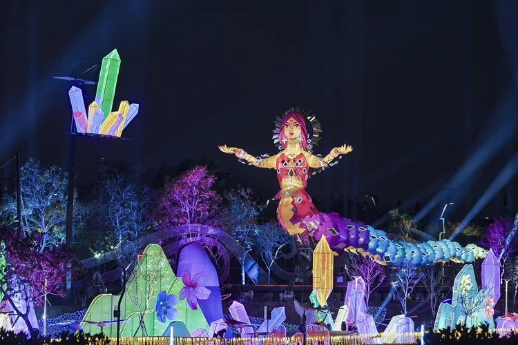 台中市中台灣元宵燈會「女媧」主燈。台中市府提供