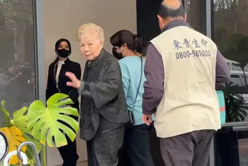 現身生命會館!支持者喊加油 柯媽回頭揮手道謝