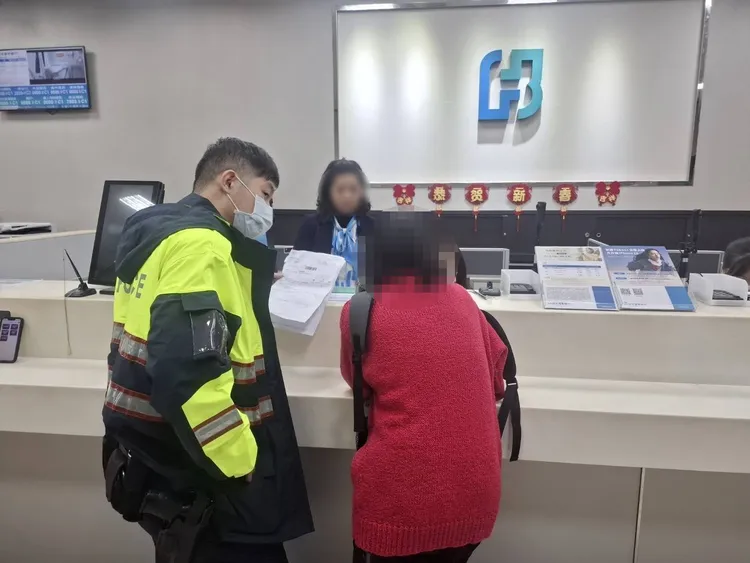 詹姓婦人在警方及行員聯手勸說下，取消提領650萬元投資黃金。民眾提供