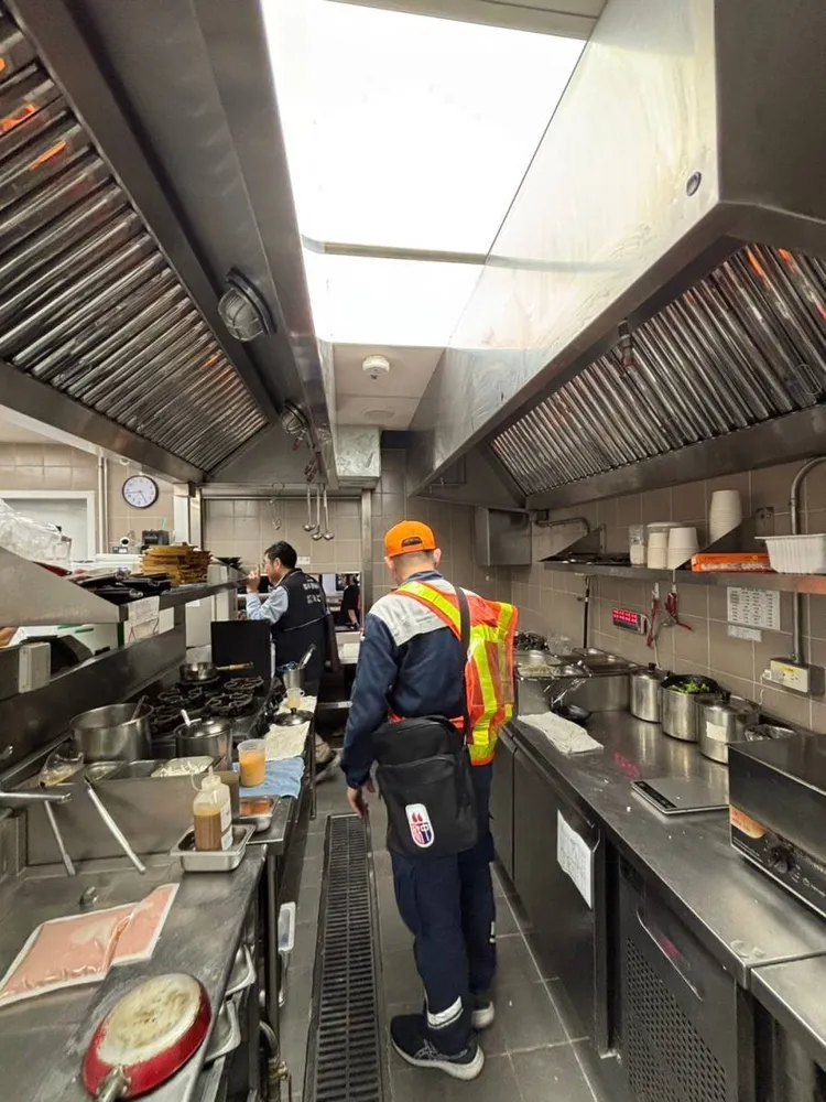 5家業者缺失部分包含燃氣設備、餐廳廚房防火區劃及消防設備等，涉及建築法部分將依法處以6萬元至30萬元以下罰鍰。市府提供