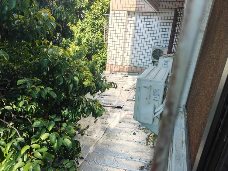 男童從6樓墜樓，剛好掉在2樓遮雨棚上，救回一命。民眾提供