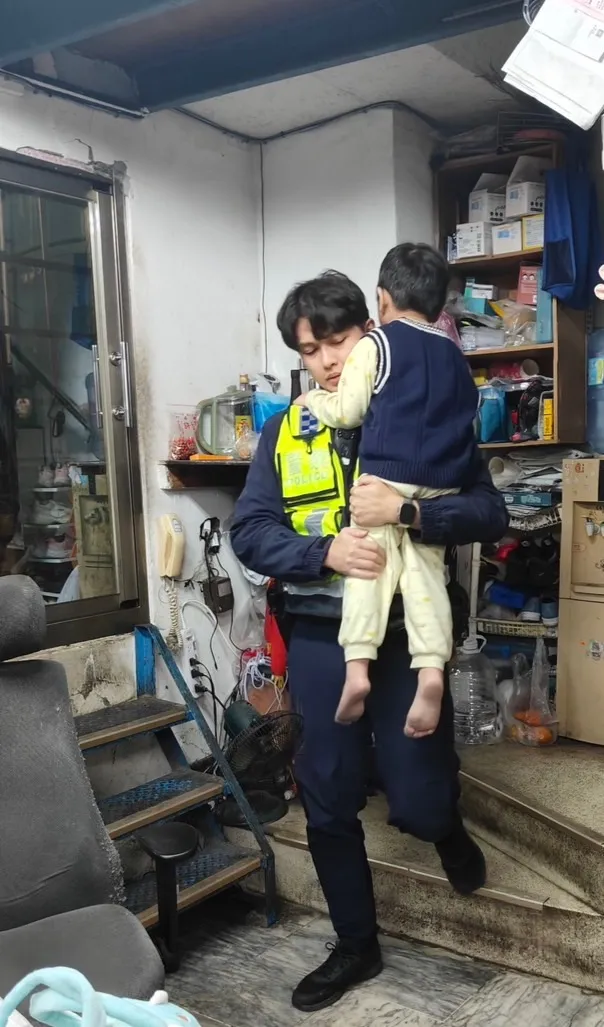 警員抱出墜樓的小男童。民眾提供