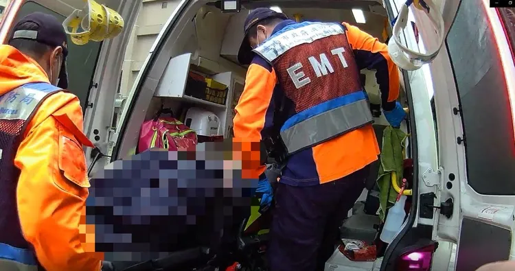 男子中了兩發電擊槍才鬆開手中尖刀，送醫後並無大礙。翻攝照片