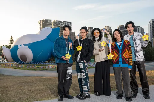 金曲樂團「麋先生」童心大爆棚 被全台最大、12公尺巨型卡比獸圈粉