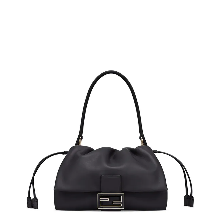 FENDI 小羊皮 Mamma Baguette（中），11萬4500元。品牌提供