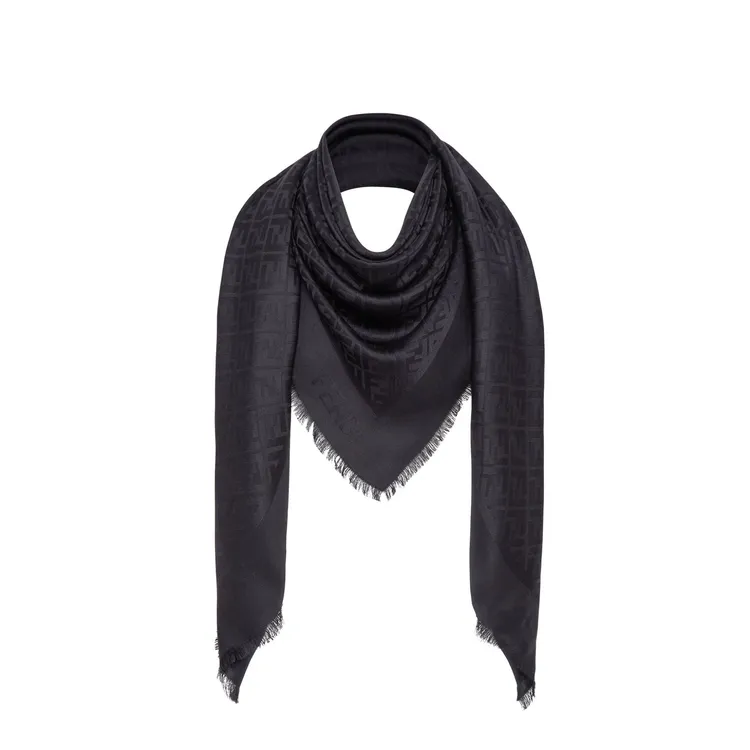 FENDI絲質FF LOGO抽鬚披肩，1萬8500元。品牌提供