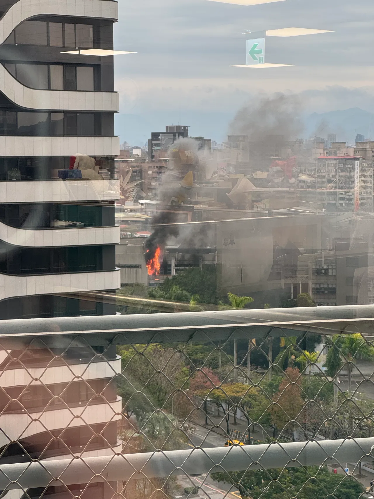 北市陽明高中實驗室起火,火勢迅速竄燒到頂樓,所幸無人員傷亡。讀者提供