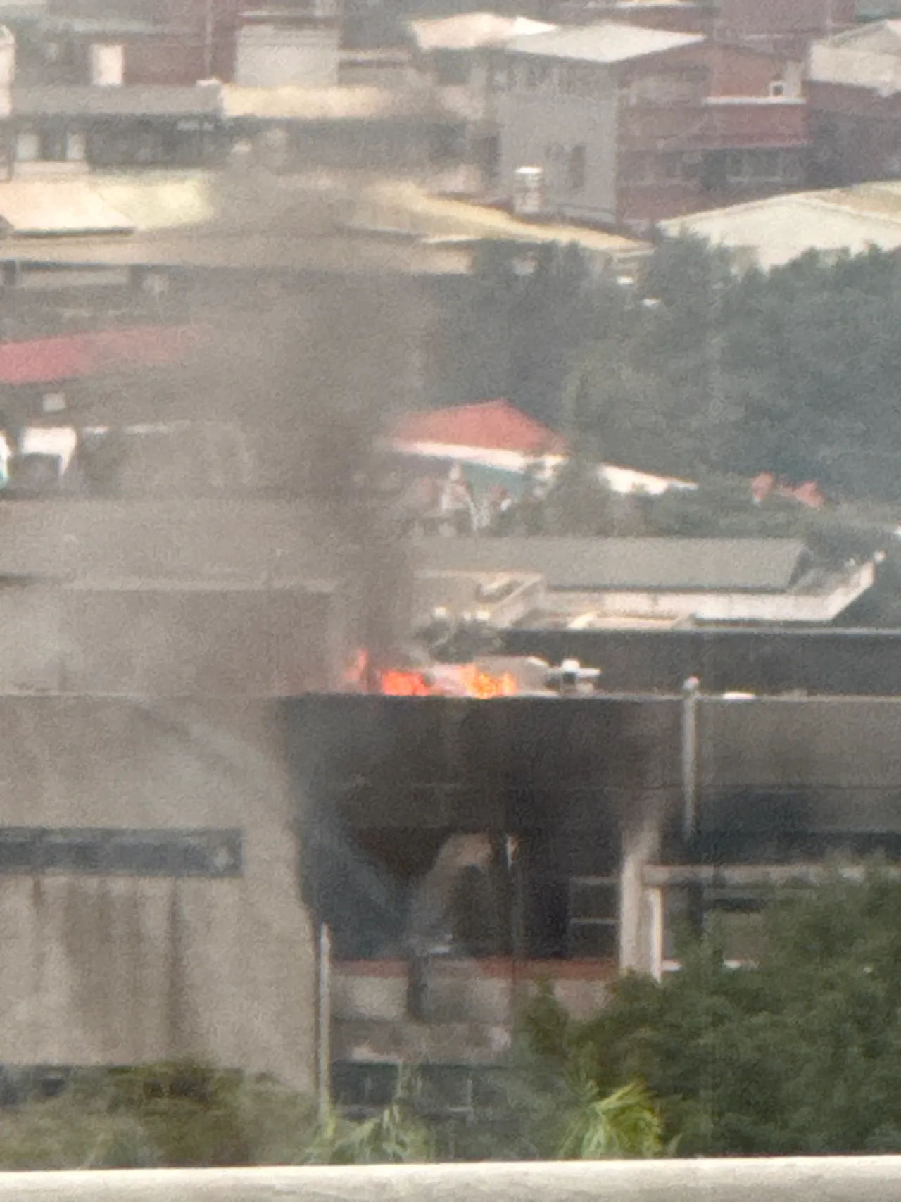 北市陽明高中實驗室起火,火勢延燒到頂樓。讀者提供