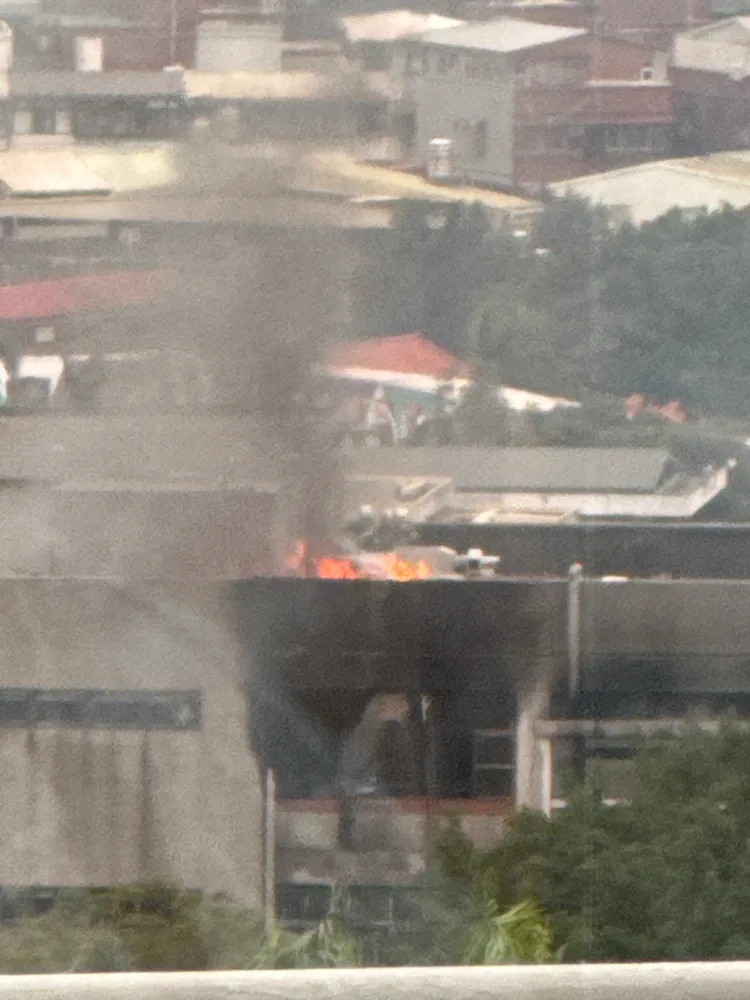 北市陽明高中實驗室起火，火勢延燒到頂樓。讀者提供