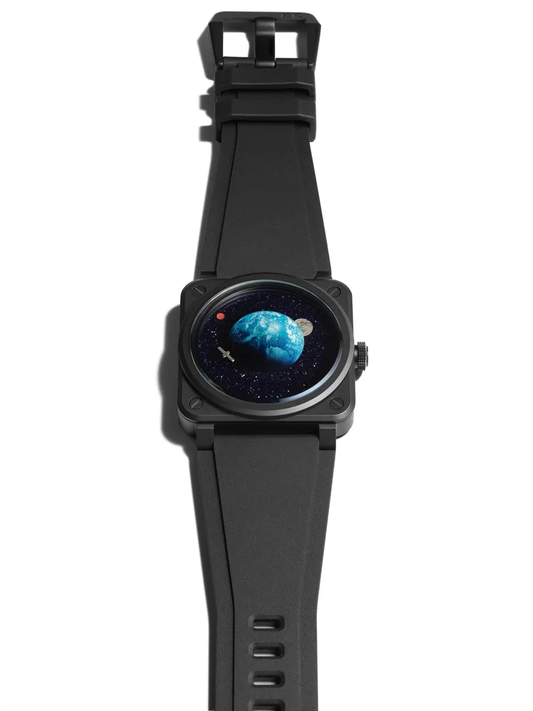 Bell & Ross BR-03 Astro腕錶，41mm，微噴砂黑色陶瓷錶殼，藍色砂金石錶盤，黑色橡膠表帶，BR.CAL-327自動機芯，動力儲存54小時，防水深度100米，16萬6000元。品牌提供