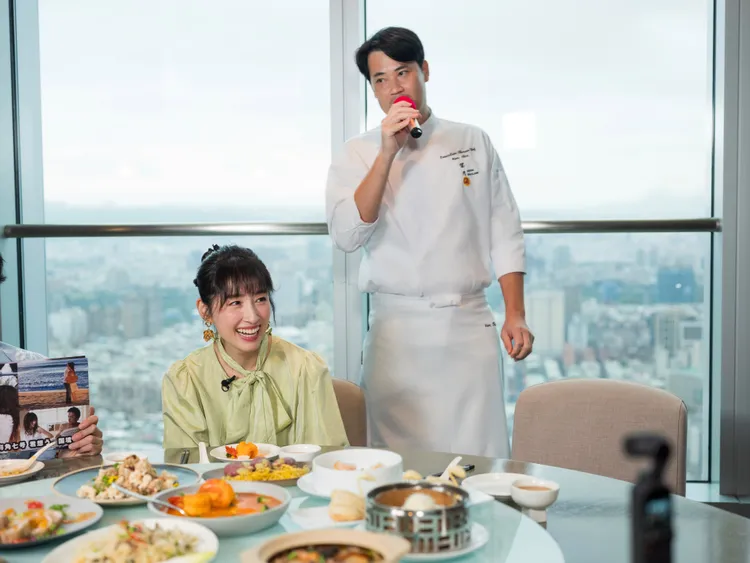 田中千繪（前）出外景被歌聲包圍，主廚、主持人高志獻唱迎賓。國興衛視提供