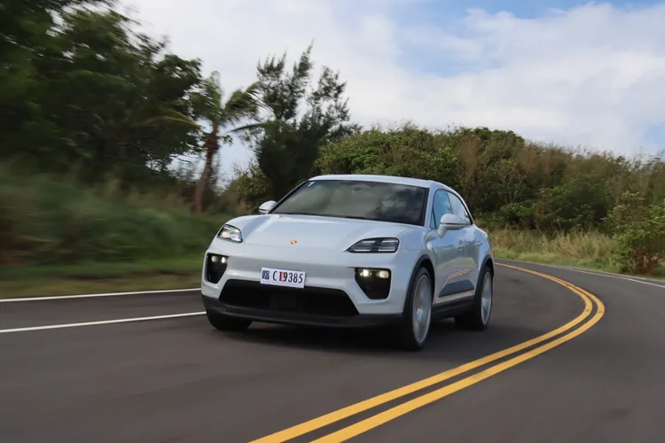 Porsche目前已經在歐洲停產燃油版Macan，全力推廣純電Macan(圖)，但日前也傳出Porsche內部正評估，是否要讓燃油版Macan回歸市場。資料照 / 林浩昇攝