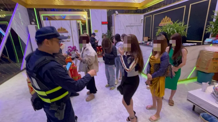 警方逐一比對身分，查獲7名違法陪酒的越南籍女子。民眾提供