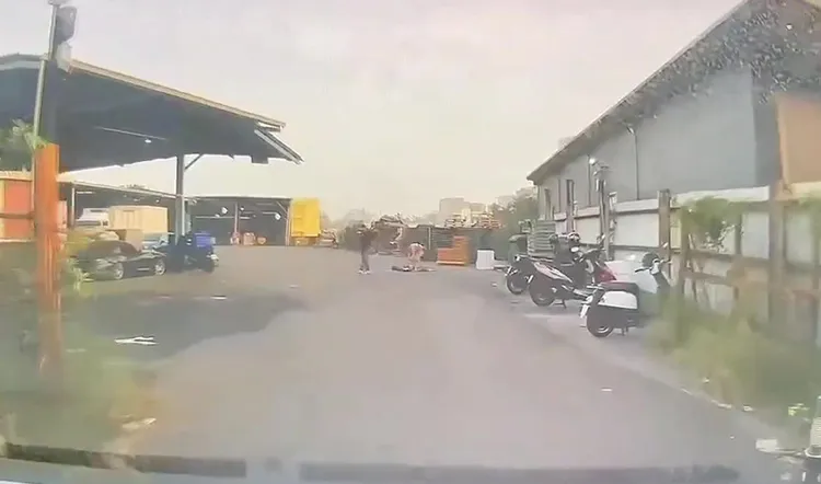 救護車抵達現場，女子已躺在地上。翻攝畫面