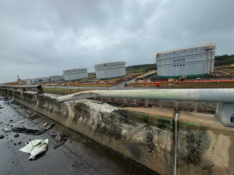 護欄擦撞痕。大園警分局提供