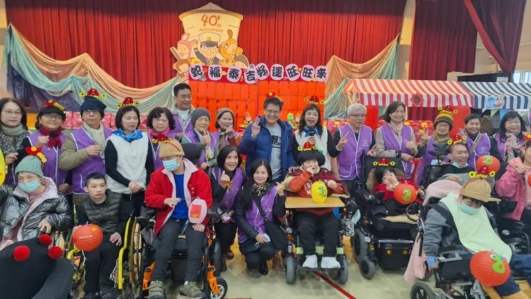 八里愛心教養院志工隊與院生們提前歡慶元宵。社會局提供