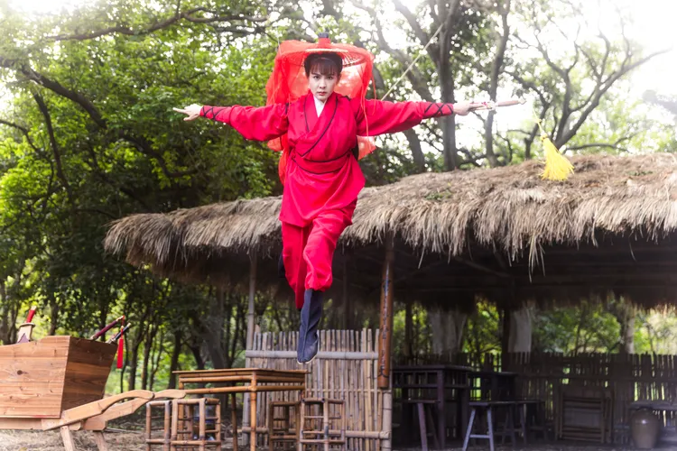 安心亞拍攝數次被鋼絲吊著飛，下戲後大喊吃不消。公視台語台、華視提供