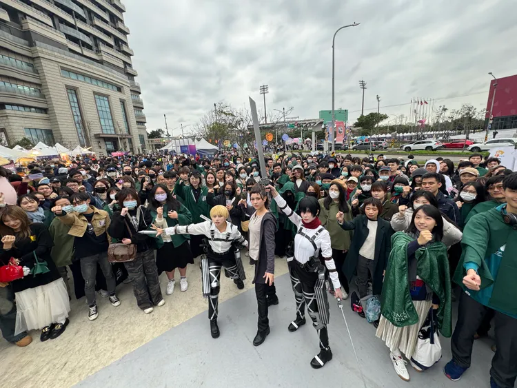 2025台灣燈會今(22)日舉辦「調查兵團集合」活動，粉絲化身《進擊的巨人》作品中調查兵團士兵各種造型，吸引大批民眾圍觀。觀光局提供