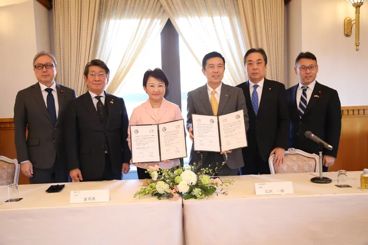 盧秀燕與名古屋市長廣澤一郎，進一步簽訂「友好交流備忘錄」。市府提供