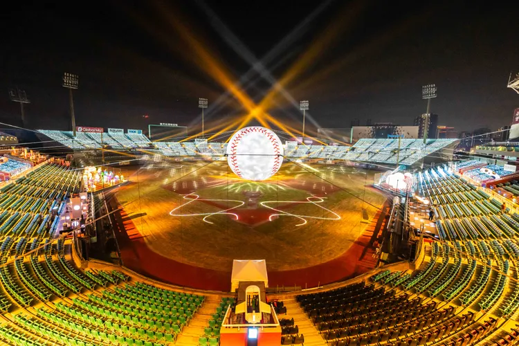 樂天棒球場巨大棒球雷射燈光匯演。桃園市府體育局提供