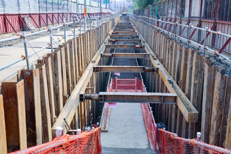 汐東線要徑工程先行施工，除自來水管線遷移及新設雨水箱涵外，也同步將吉林街與福德三路原本僅6至8米道路拓寬至16米。捷運局提供