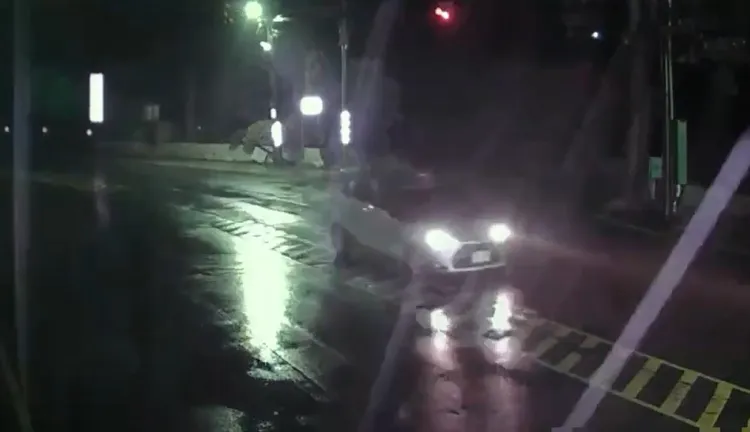 許女酒駕開車左右搖擺，跨越道路分向線又拉回，引起警方注意調查。翻攝畫面