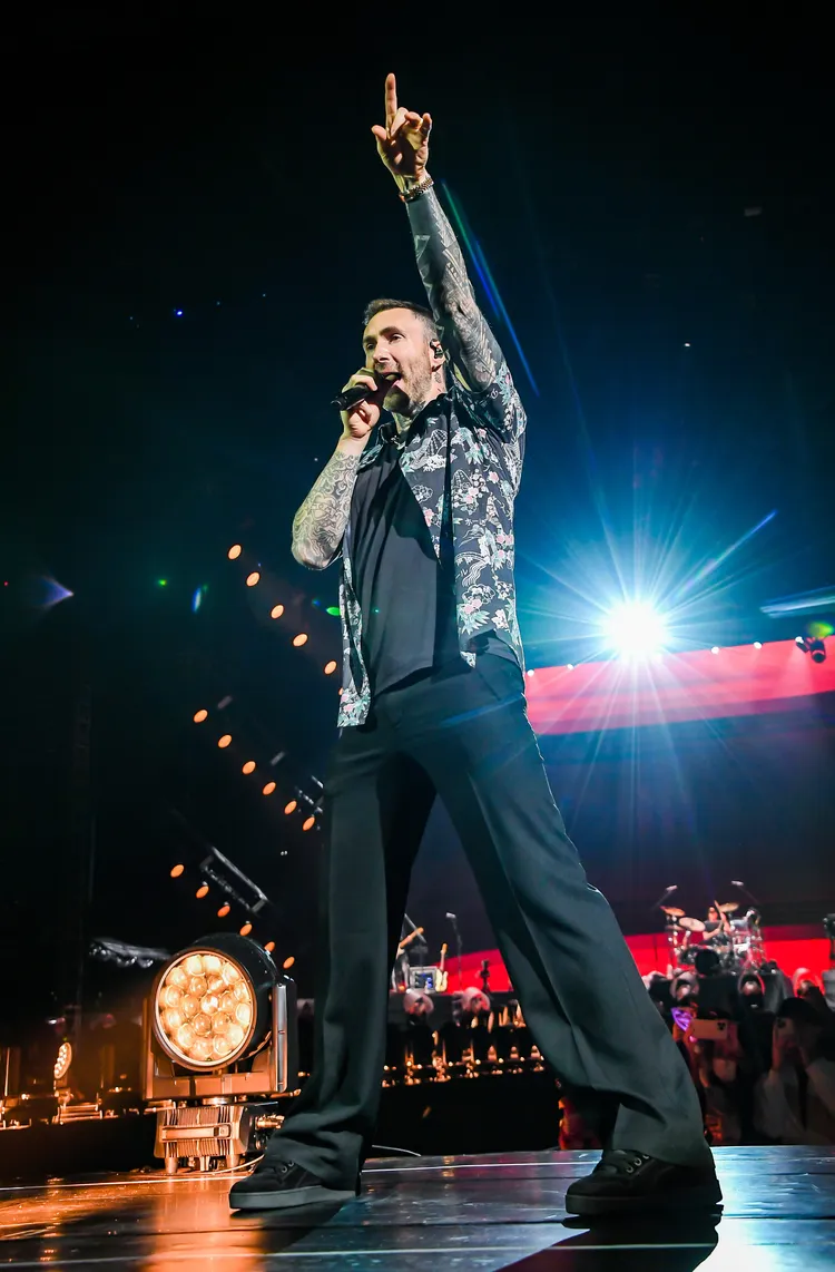 亞當走到延伸舞台飆唱，嗨喊「高雄」。Live Nation Taiwan提供