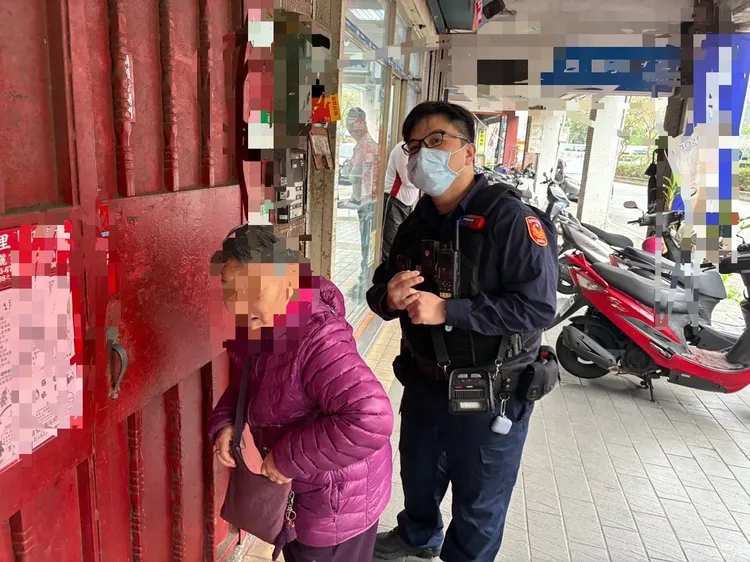 警方助老婦人返家。警方提供