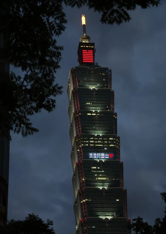 2/14晚上6點到10點台北101點亮阿里山的浪漫。業者提供