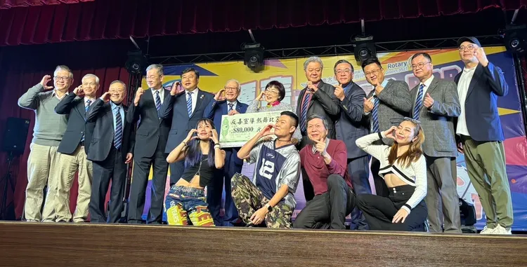 周守民校長與扶輪社成員合影，感謝大家熱情出錢出力。開南大學提供