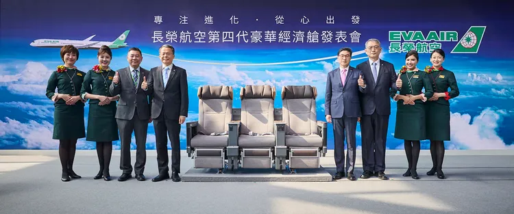 長榮航空總經理孫嘉明（左起4）表示，配備全新豪華經濟艙的波音787-9客機將率先投入桃園-雅加達。長榮航空提供