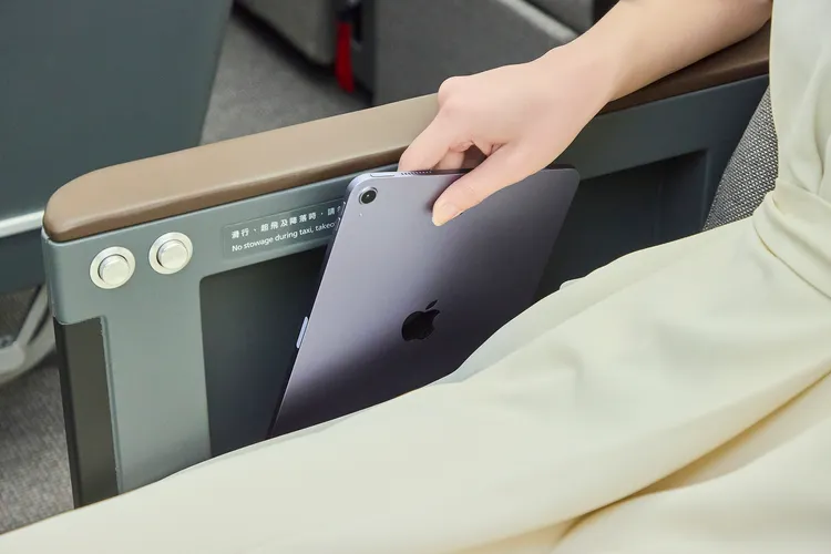 第四代豪華經濟艙座椅設置扶手內側收納空間。長榮航空提供