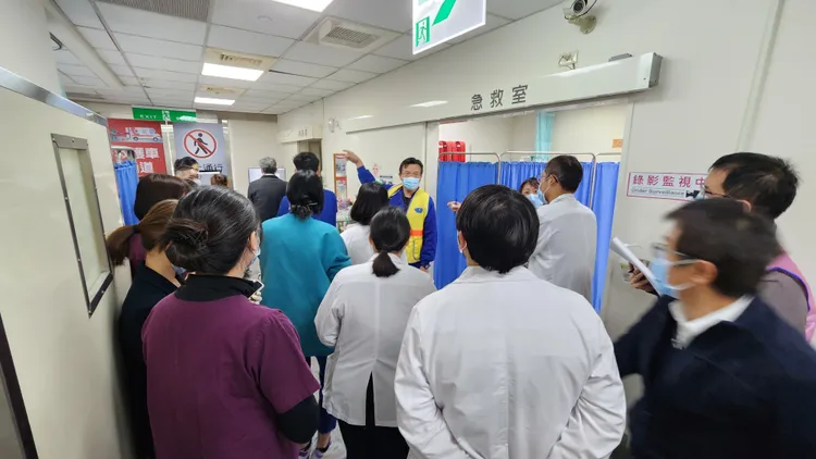 遊覽車載著15人前來掛急診，院方啟動大量傷患機制進行診療。院方提供