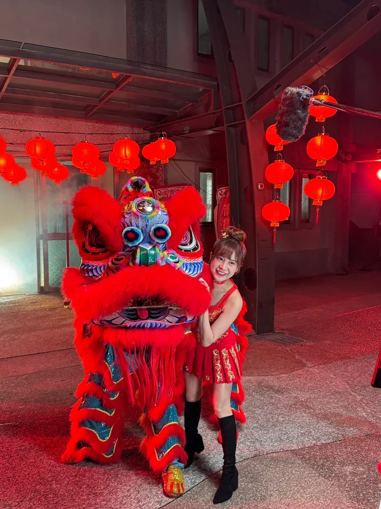 孟潔刮刮樂穿紅色幸運中獎。樂天桃猿提供