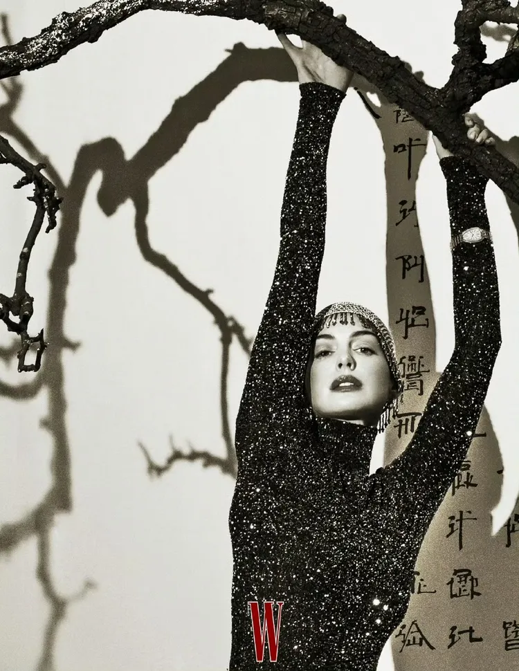 安海瑟薇拍攝《W》中文版封面。翻攝《W》中文版微博