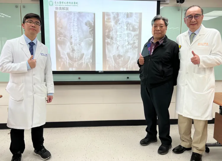 李先生(右2)曾接受脊椎手術，轉至北醫附醫接受精準3D導航微創脊椎手術，如今行動自如。台北醫學大學附醫提供