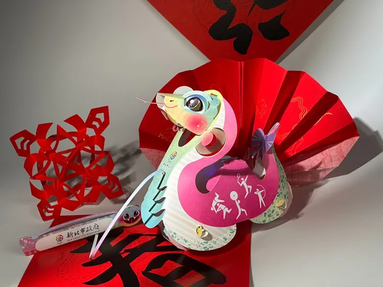 新北燈會明日將首發限量小提燈「蛇燈精靈」，共有3000份。民政局提供