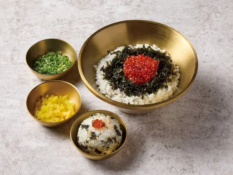 2月底前在「金咕」點指定品項加價69元可升級為爆爆鮭魚卵抓抓飯。業者提供