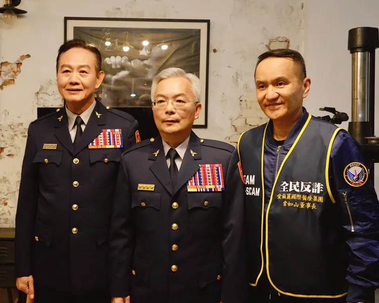 愛爾麗集團總裁常如山（右）積極合作警政署打詐，堪稱「民間打詐隊」隊長。資料照片