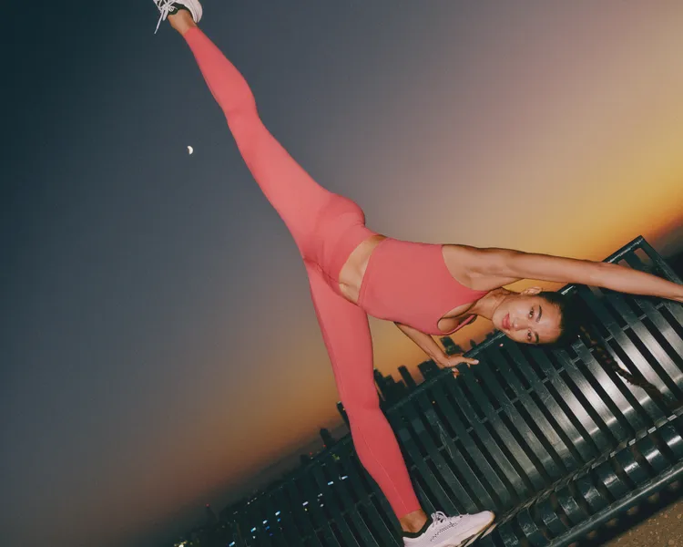 lululemon Glow Up系列將順滑面料融合貼合身形的剪裁設計。品牌提供
