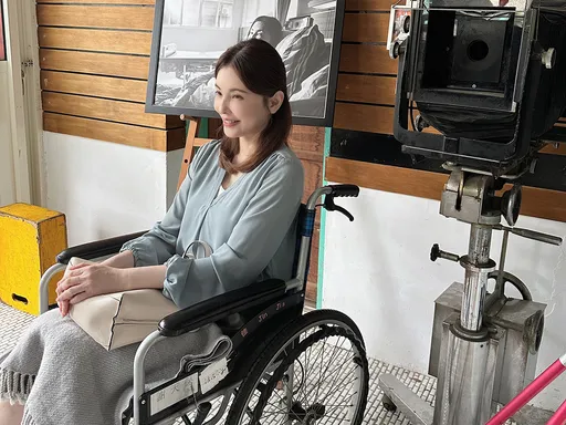 何如芸輪椅戲拿紅包「忘做1事」 腳受傷才驚覺犯忌了!
