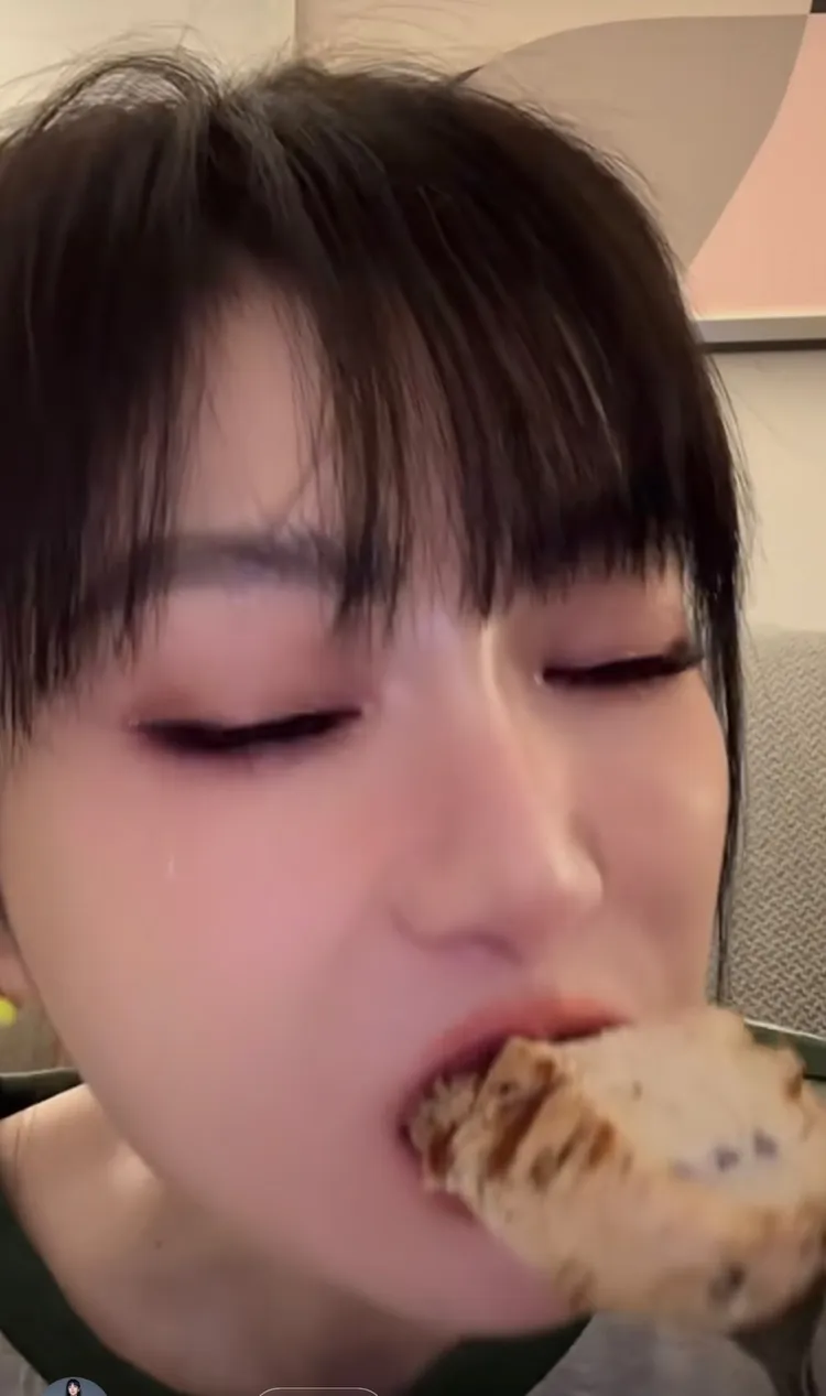 謝金燕大啖美食。翻攝謝金燕小紅書