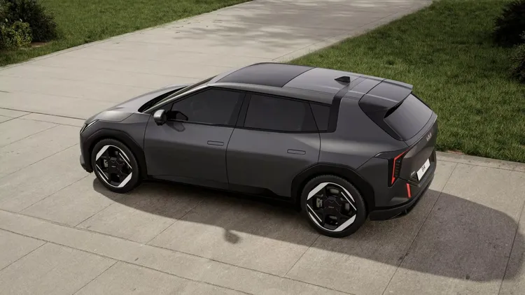 掀背車型取消了轎車的長尾設計，改為較為傳統且緊湊的車尾造型，搭配更垂直的小型後擋風玻璃與車頂擾流板。原廠照片