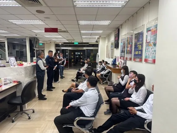 警方與金融機構建立聯繫。警方提供