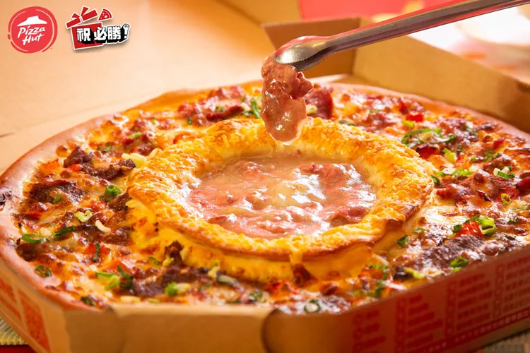 期間平日外帶新上市的「豪牛宴火鍋披薩」買大送大還會送1.25L可樂。必勝客提供