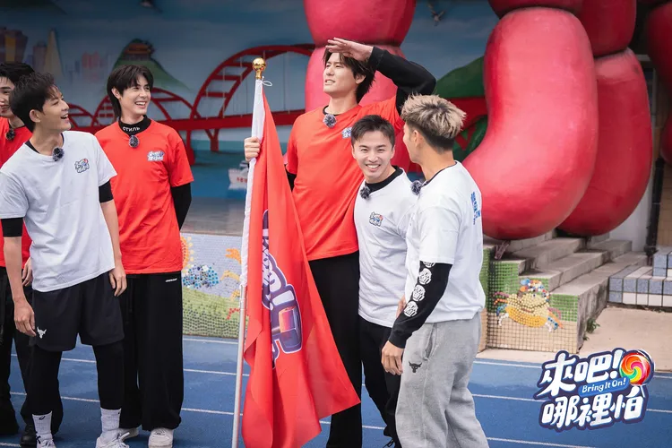 189公分的風田（中）與167公分的阿緯（右二）形成爆笑版的最萌身高差。TVBS提供