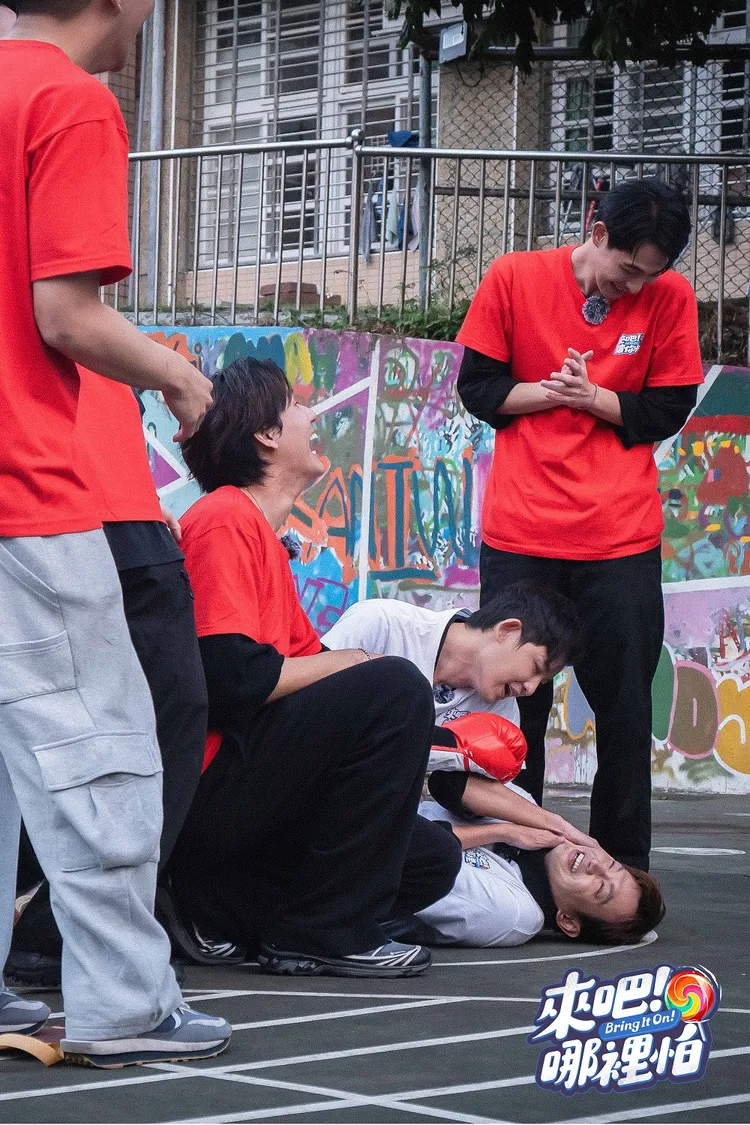 威廉（下）遭風田擊中，抗議自己被針對。圖／TVBS