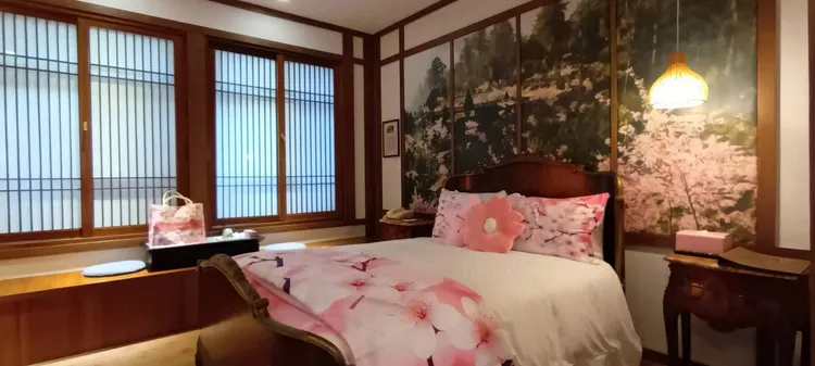 阿里山賓館櫻花季限定主題房，贈櫻花福袋內容包羅萬象價值4800元。業者提供